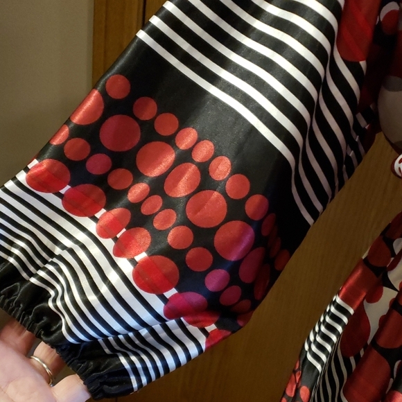 Torrid red grey polka dot satiny 3/4 sleeve blouse - Picture 4 of 7